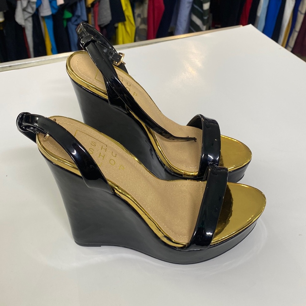 Shu Shop Black/Gold Platform Heels Size 6’1/2 (Worn Once) 2-5